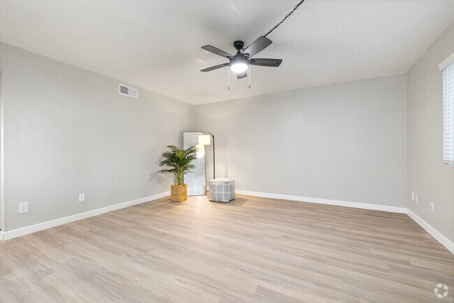 2BR, 2BA - 1,010SF - Living Room