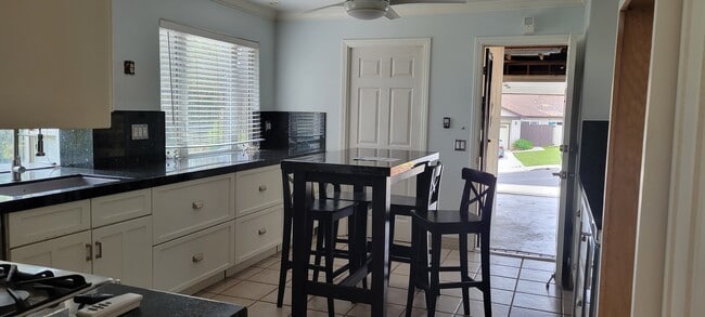 Kitchen Breakfast island - 6828 Chapman Pl