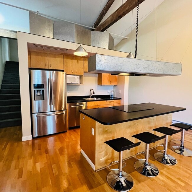 Photo - Chic Industrial Living: 2 Bed, 2 Bath Harb... Unidad 220