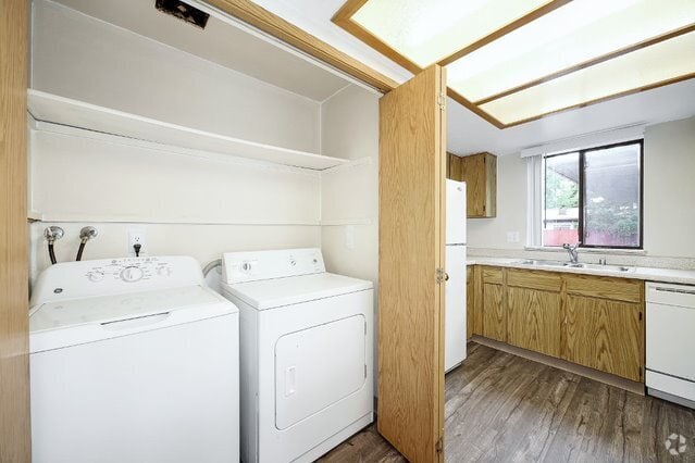 Building Photo - Hampton Court Rental