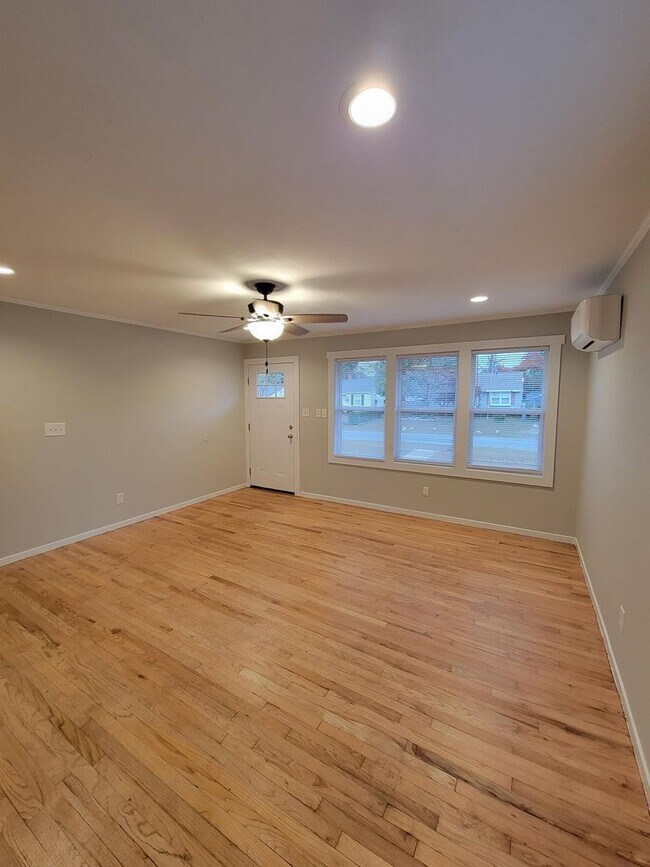 SUNSET PARK Renovated Cottage Style home... House Rental in