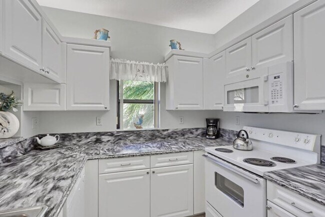 Photo - 800 Uno Lago Dr