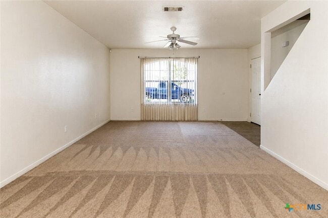 102 E Robin Ln