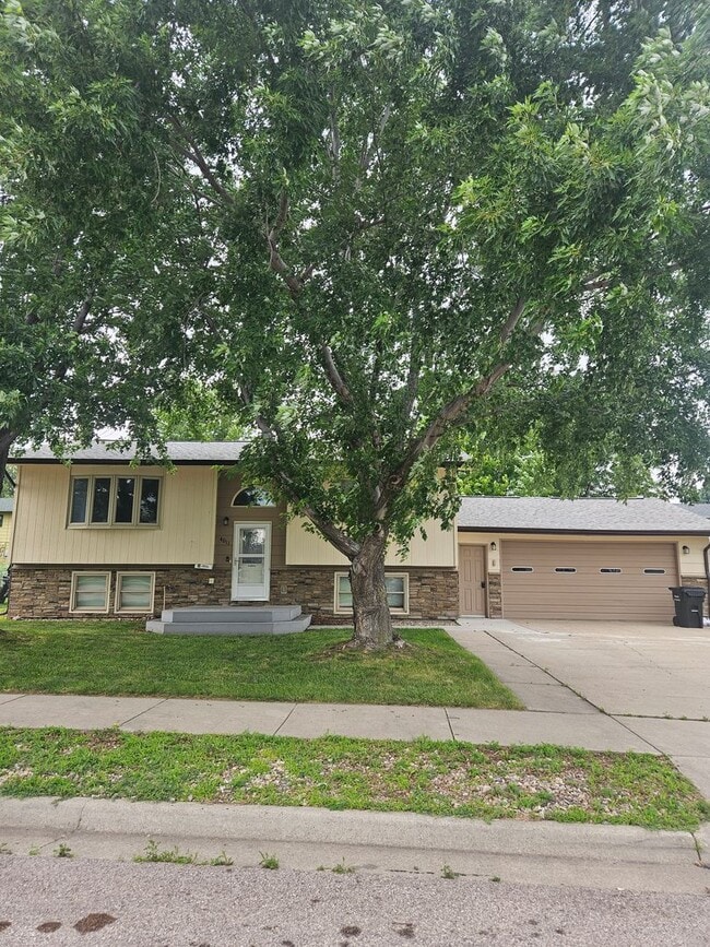 Building Photo - 4 BED | 2 BATH | DOUBLE GARAGE | PET NEGOT... Rental