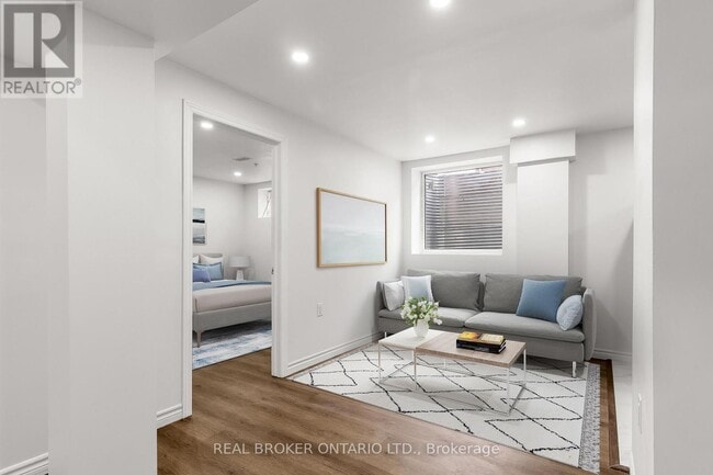 Photo - 392 Clarkson Gate