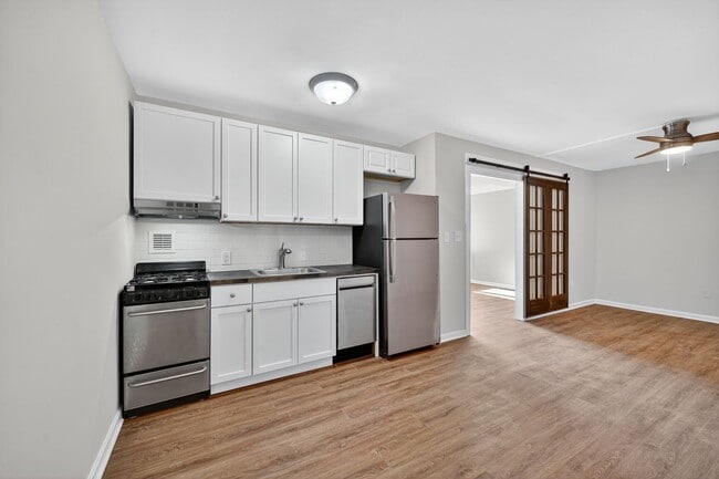Building Photo - Short Term Lease Availble: Charming & Brig... Unit 548