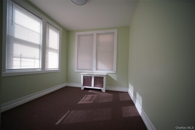 Photo - 723 E 227th St