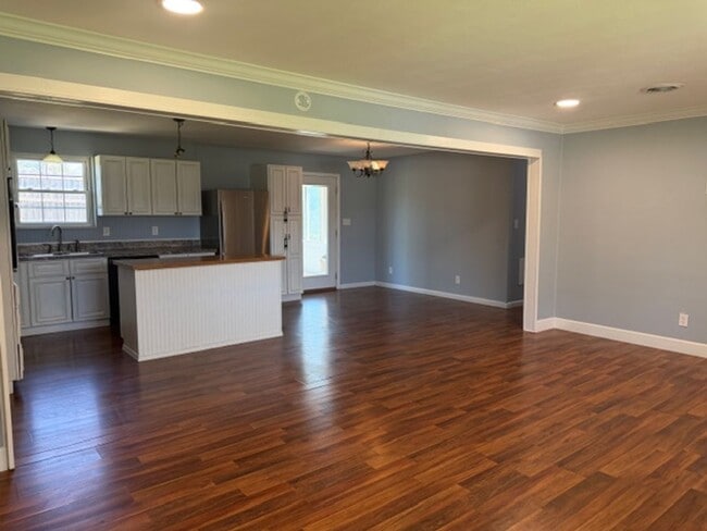 Photo - Seymour 37865 - One-level brick home with 3 bedrooms, 2 baths & bonus room - Call Linda Meese (86...