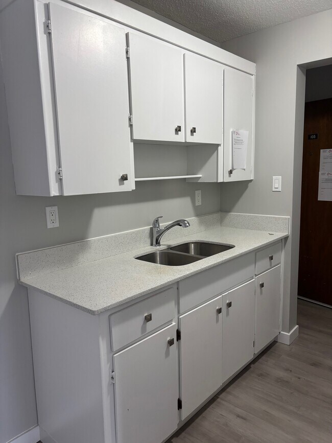 Building Photo - 10815-10116 116 St NW Unit 105