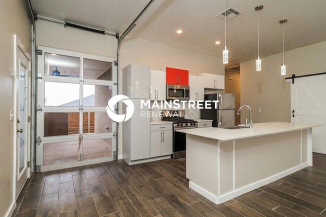 Photo - 3 Bedroom Pet-Friendly Home in Oklahoma City, OK with Main Street Renewal