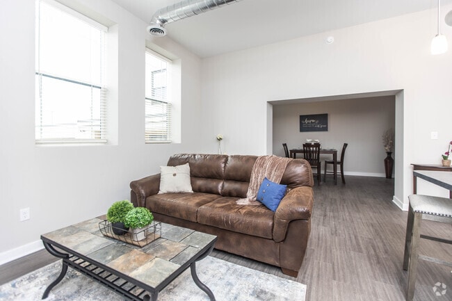 1BR, 1BA - 720-985 SF