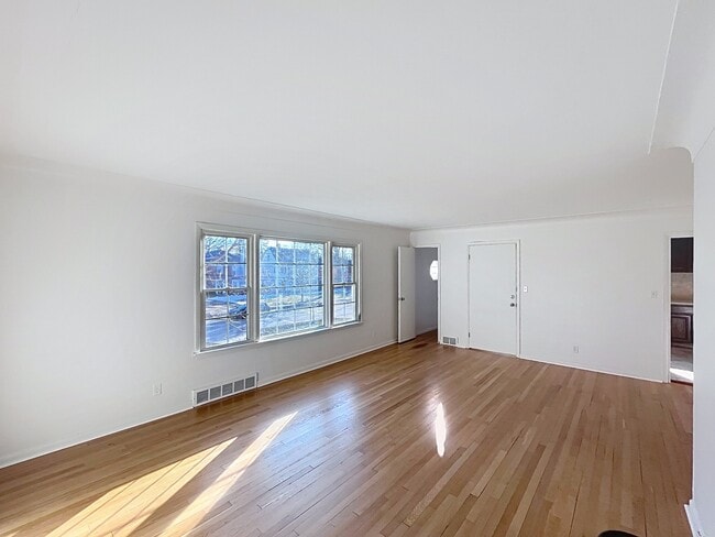 Photo - 18411 Chagrin Blvd Unidad 2