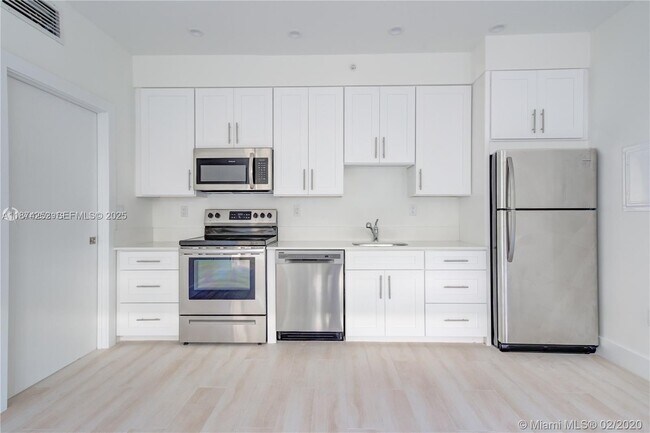 Building Photo - 940 Michigan Ave Unit 2