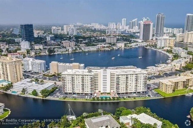 Building Photo - 401 Golden Isles Dr Unit 1101 Rental