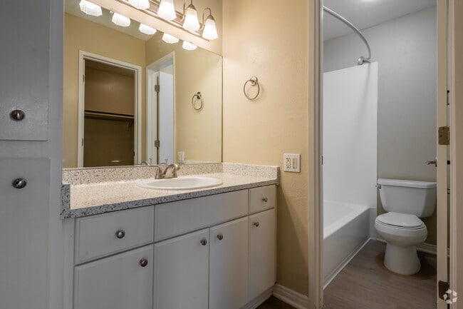 1BR, 1BA - 650SF - Bathroom - Bay Breeze