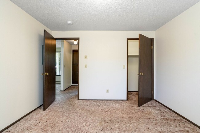 Photo - 046-Lancaster Court