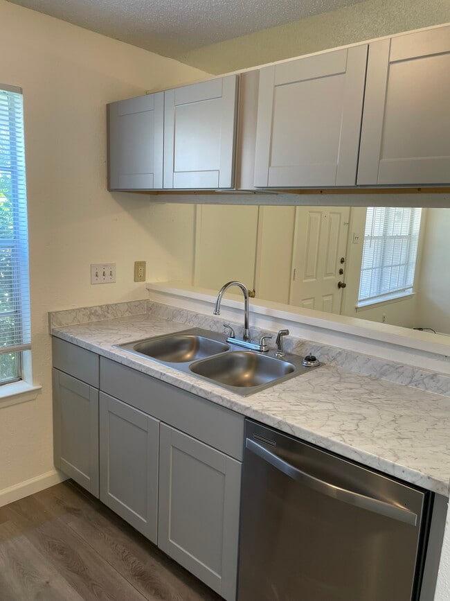 Kitchen - 412 Greenlawn Blvd