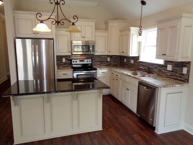 Photo - Spacious 4BR Home with Open Split Floor Plan, Granite Kitchen & Fenced Yard