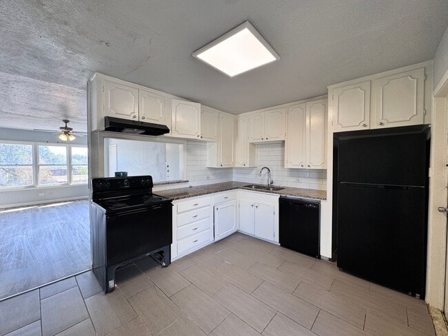 Building Photo - TWO BEDROOM APT WITH WATER PAID