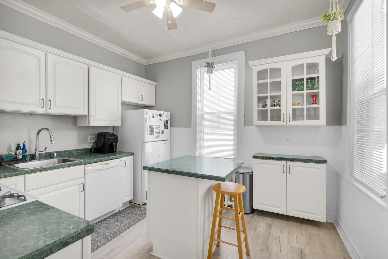 3 BR 2 bath Bloomfield/Upper Lawrenceville... - 3 BR 2 bath Bloomfield/Upper Lawrenceville...