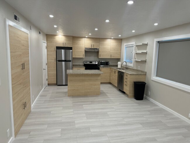 Photo - 140 W 800 N St