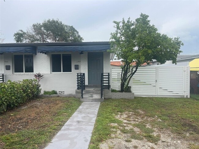 Building Photo - 1367 SW 37th Ave Unit 1365-1365 Rental