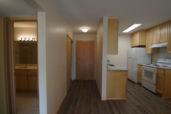 Building Photo - Newly Renovated Top-Floor One-Bedroom with East-Facing Balcony Unit 414