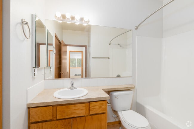 1BR, 1BA - 825SF - Bathroom - The Lusitano
