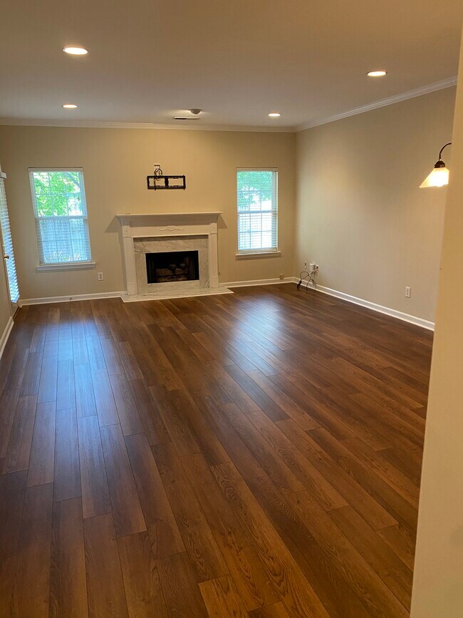 Family room with fireplace - 1752 Savannah Park