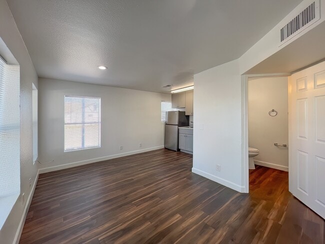 Building Photo - 317 N 17th Dr