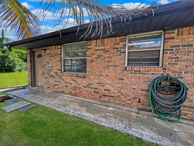 Building Photo - 2-Bed, 2-Bath Bonita Springs Hideaway So C...