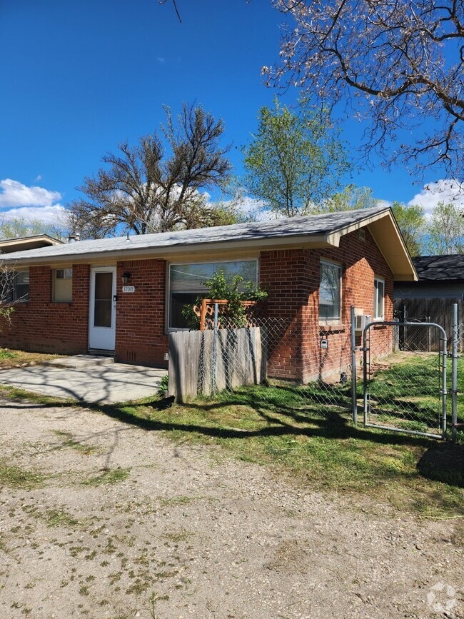 Building Photo - 2-Bedroom Duplex with Hardwood Floors and ... Rental