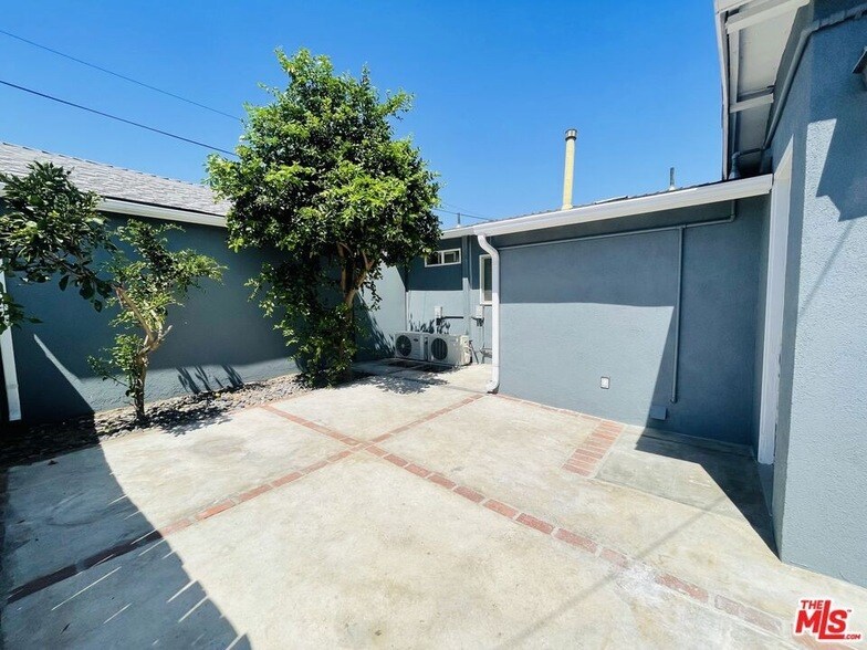 Photo - 11845 Doty Ave