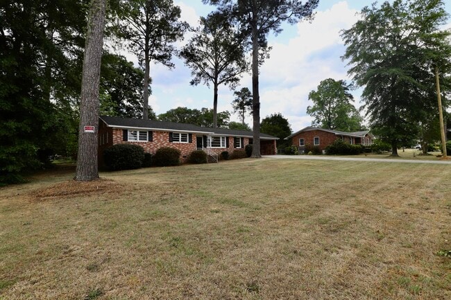 Building Photo - 1912 Dominion Dr