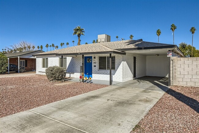 Gran entrada y cochera. - 3146 E Flower St