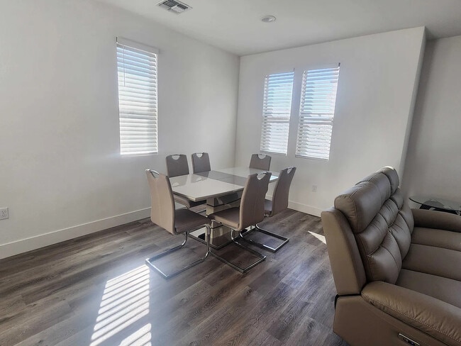 Photo - 5301 E Commerce Way Unidad 18104