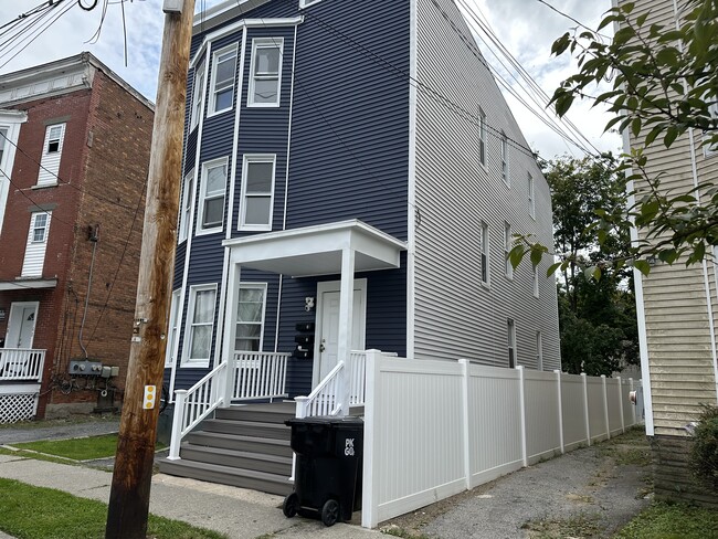 Renovated Apartment - 106 Winnikee Ave Apartments Unit 2