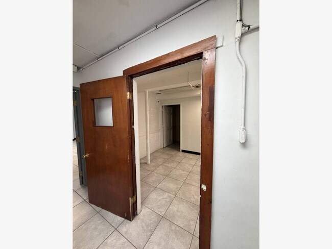 Photo - 1098 Main St