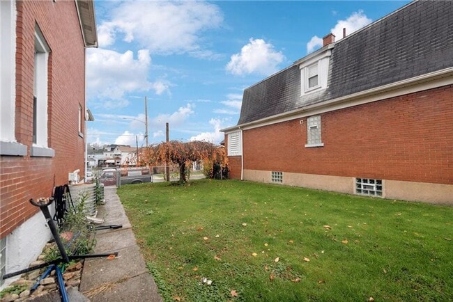 Photo - Bright and Roomy 6-Bedroom in McKees Rocks with Garage