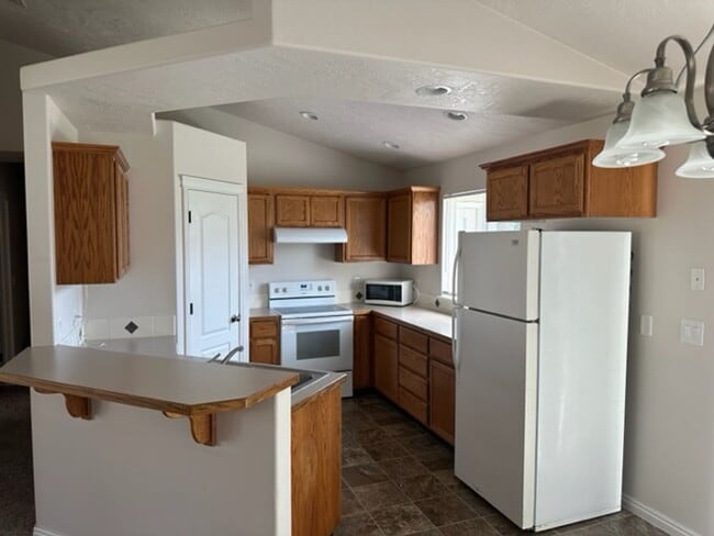 Photo - 943 Mount Hood Pl N