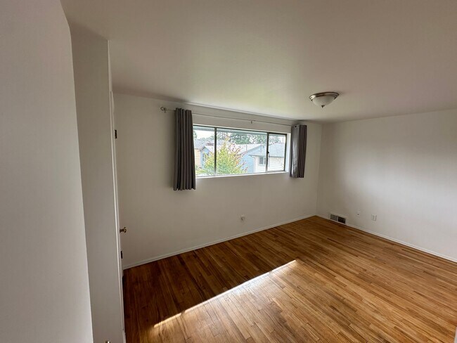 Photo - Large Updated House in Shoreline with Moth...