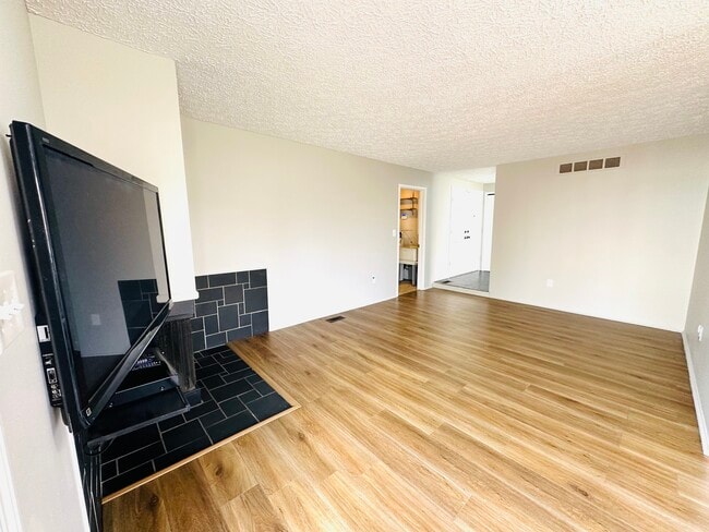 Photo - 537 Randall Dr