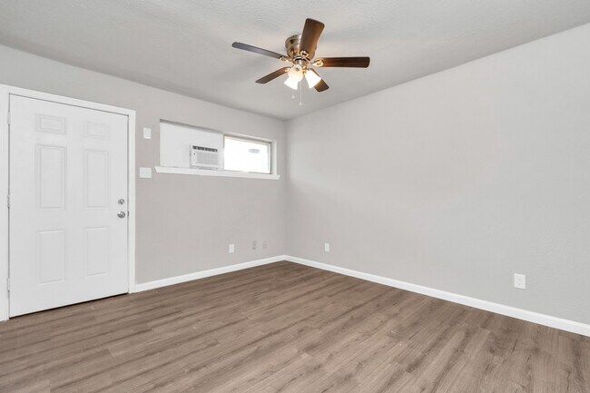 Photo - 3655 Seabrook St