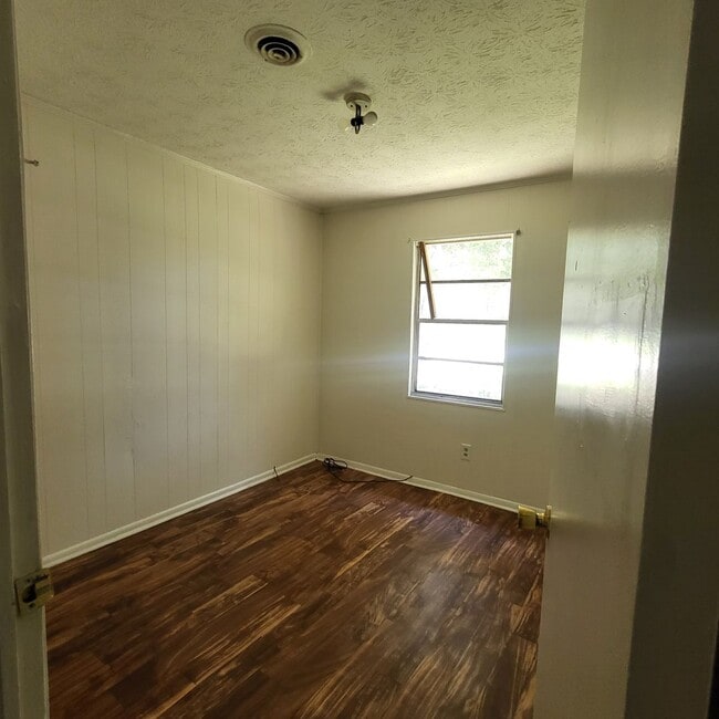 Photo - 302 Larsen St
