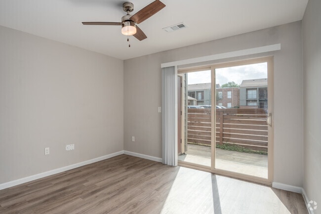 1BR, 1BA - 604SF - Living Room