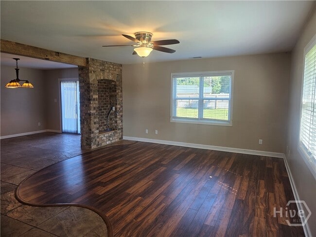 Photo - 310 W 5th St