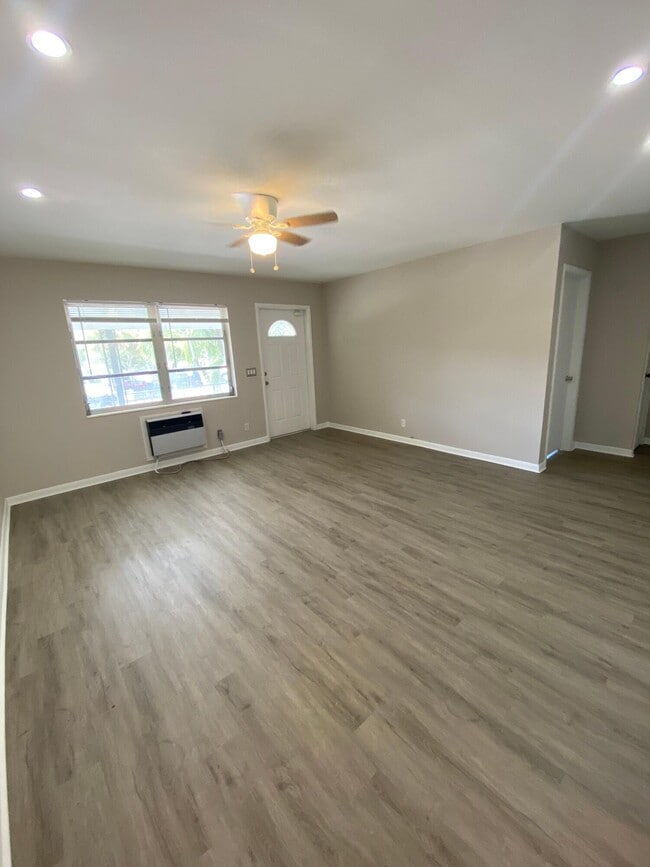 Photo - 612 Prosperity Farms Rd Unidad 2