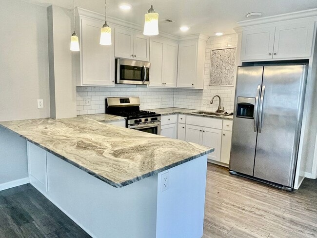 Building Photo - Updated home within walking distance of UAMS