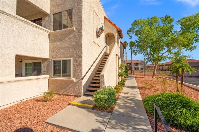 Building Photo - Summerlin 2 Bedroom Condo Renovated Kitche...