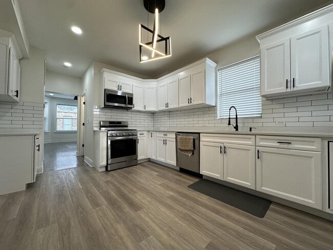 enorme cocina de acero inoxidable - 2630 N Fairfield Ave Unidad Coach 2